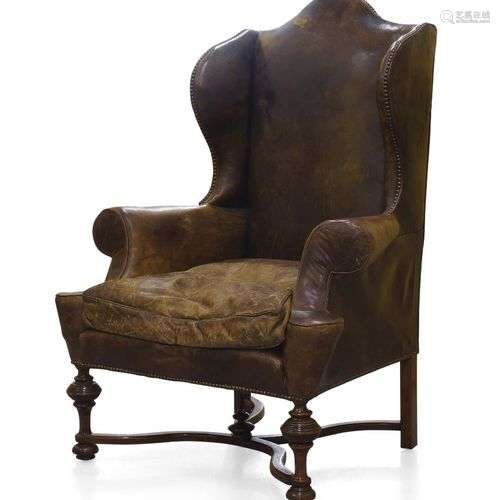 Un fauteuil wingback en cuir brun, milieu du 20e siècle, ave...