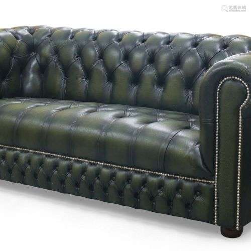 Un grand canapé chesterfield en cuir vert à boutons, fin du ...