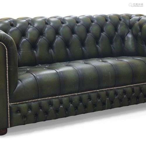 Un grand canapé chesterfield en cuir vert à boutons, fin du ...