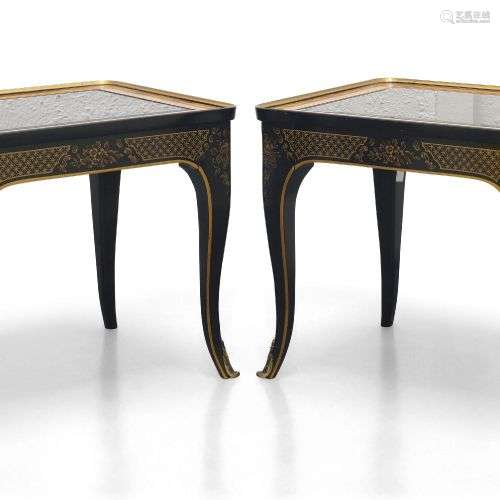 Une paire de tables d'appoint en orme et en napan noir, fin ...