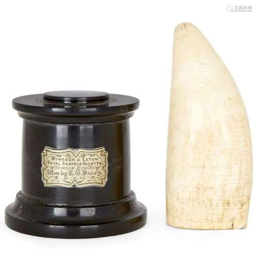 Propriété d'un Gentleman Une dent de baleine en scrimshaw, d...