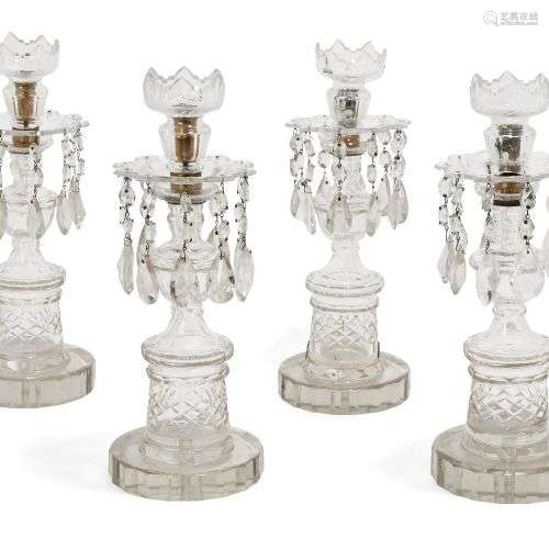 Un ensemble de quatre chandeliers Regency en verre taillé tr...