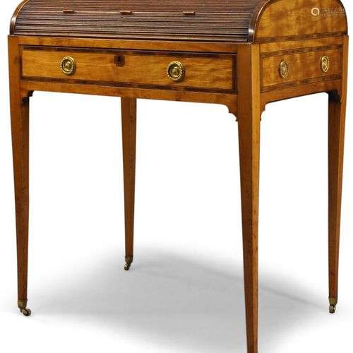 Bureau George III en bois de satin et tambour à bandes crois...