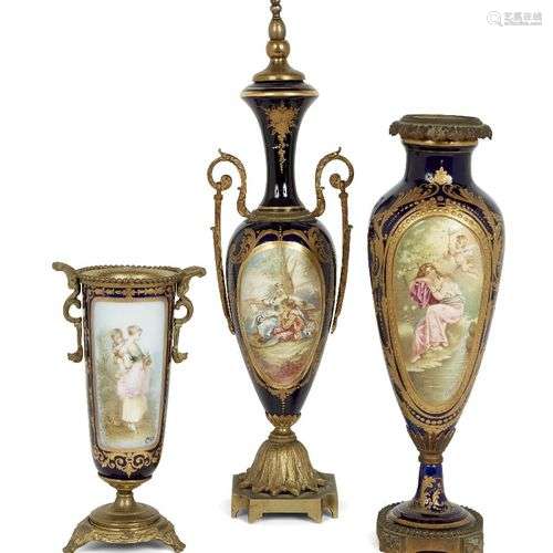 Trois vases de style Sèvres en porcelaine française montés s...