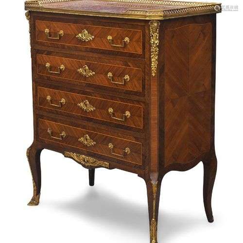 Une commode de style Louis XVI en bois de roi et métal doré,...