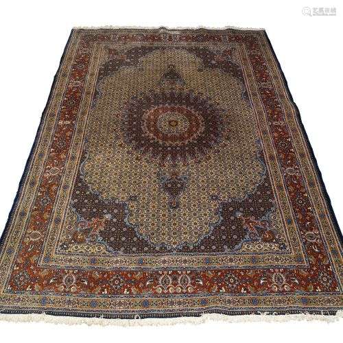 Un tapis moderne de Tabriz, avec un médaillon de poteau dans...