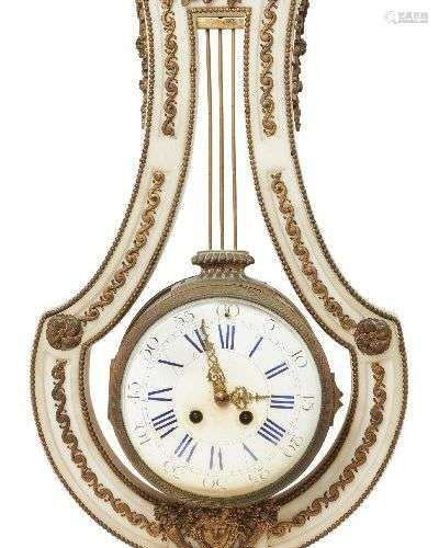 Une horloge lyre française en marbre blanc monté en bronze d...