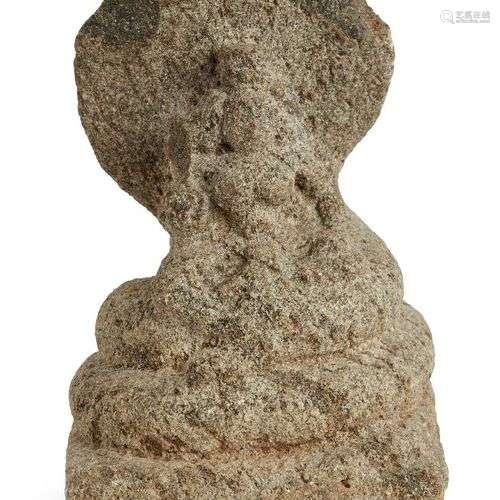 Propriété d'un Gentleman Une sculpture indienne en granit de...