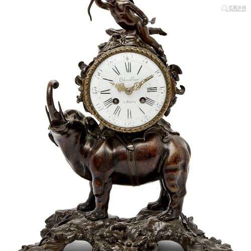 Une horloge de cheminée française en bronze, fin du 19ème si...