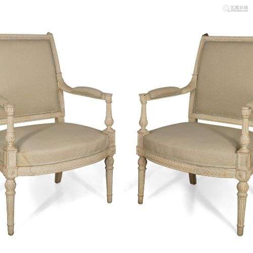 Une paire de fauteuils Louis XVI peints en blanc, avec des d...