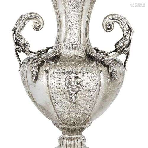 Un vase continental à deux anses du 19ème siècle, apparemmen...