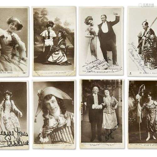 Théâtre : une quantité de cartes postales photographiques d'...