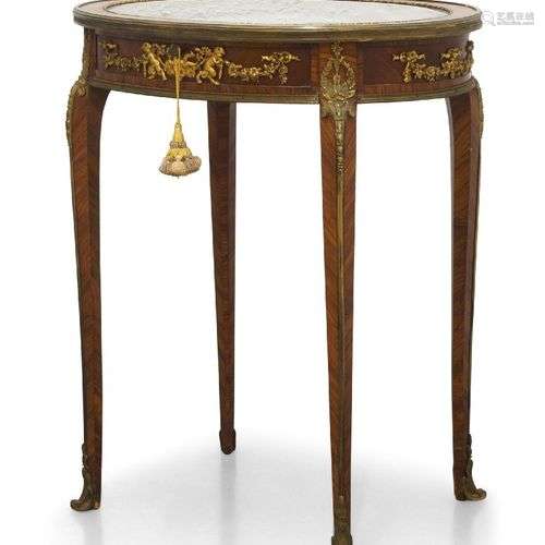 Une table de bijouterie de style Louis XV en bois de roi et ...