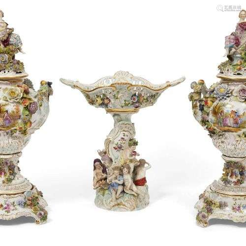 Paire de vases pot pourri, couvercles et supports en porcela...