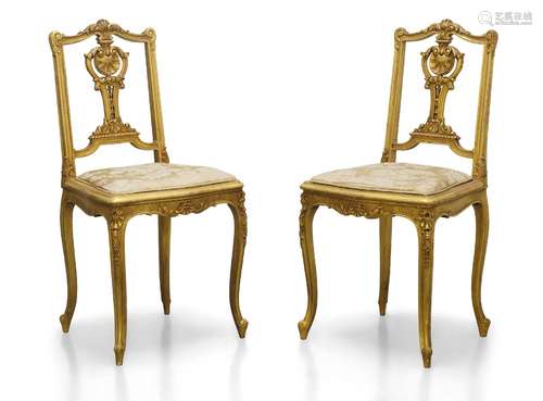 Une paire de fauteuils de salon de style Louis XV en bois do...