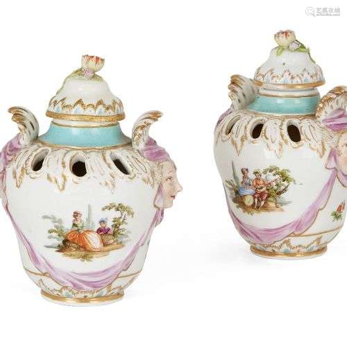 Paire de vases et de couvercles de pot pourri à deux anses e...