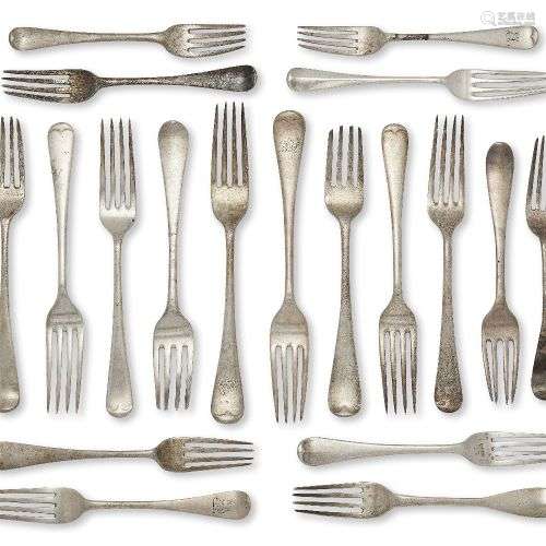 Une sélection de fourchettes de table et de fourchettes à de...