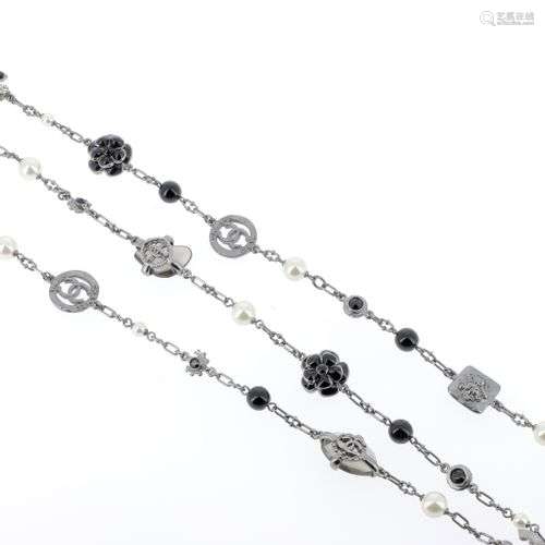 CHANEL Sautoir en métal argenté noirci retenant des perles d...