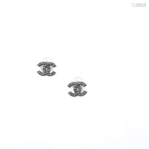 CHANEL Puces d'oreilles double 