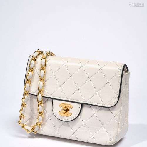 CHANEL Mini sac 17 cm en cuir matelassé blanc cassé, gansé d...