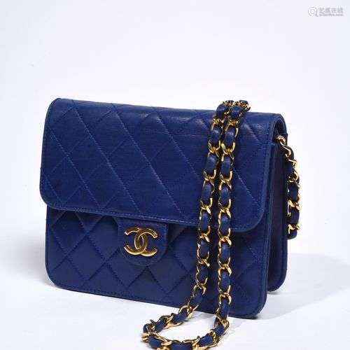 CHANEL Sac 18,5 cm en cuir matelassé bleu, garniture en méta...