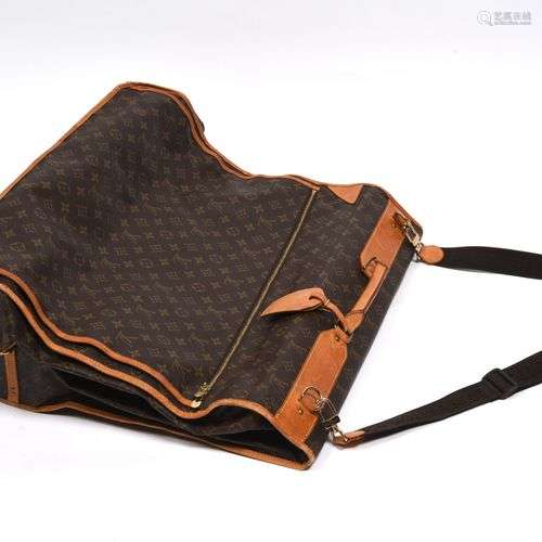 LOUIS VUITTON Porte-habit en toile Monogram, cuir naturel, e...