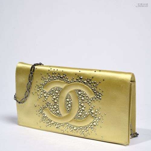 CHANEL Pochette 24 cm en satin jaune, garniture en métal arg...