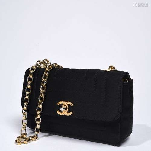 CHANEL Sac 18 cm en satin noir, garniture en métal doré, fer...