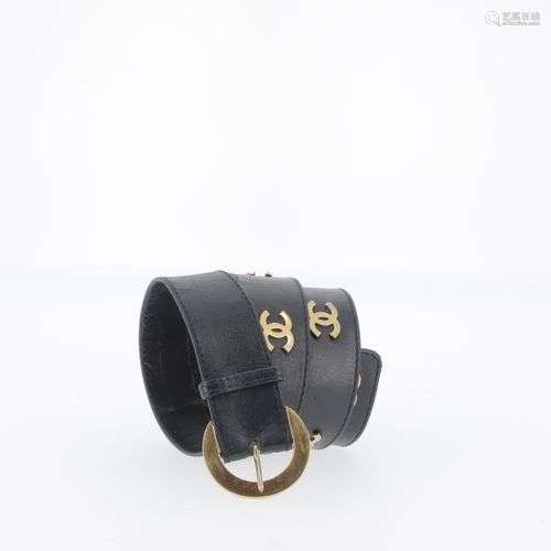 CHANEL Ceinture en cuir marine, garniture en métal doré, sou...