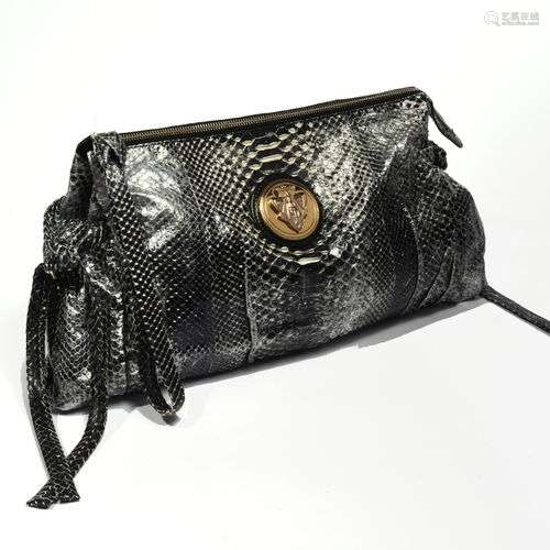 GUCCI Pochette 29 cm en python noir et argenté, garniture en...