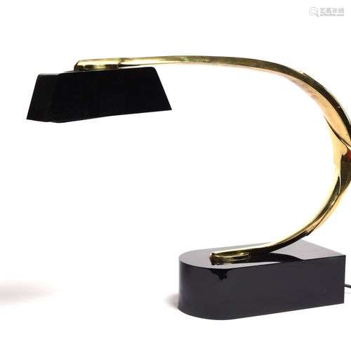 GUCCI Lampe en métal doré figurant un éperon sur une base en...