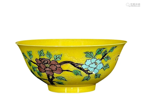 YELLOW-GROUND SANCAI 'BUTTERFLY AND FLOWER' BOWL