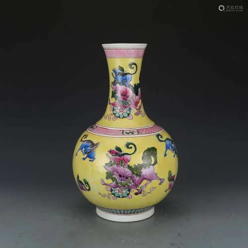 Qing dynasty Kang xi yellow bottle with lion painting