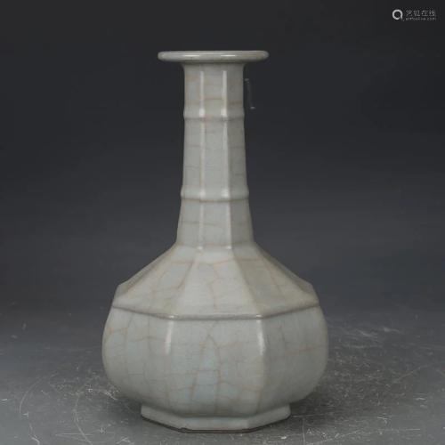 Song dynasty green glaze string line shaped bottle