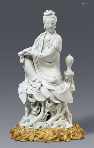 Figure en blanc de Chine d'un guanyin avec meiping et montur...