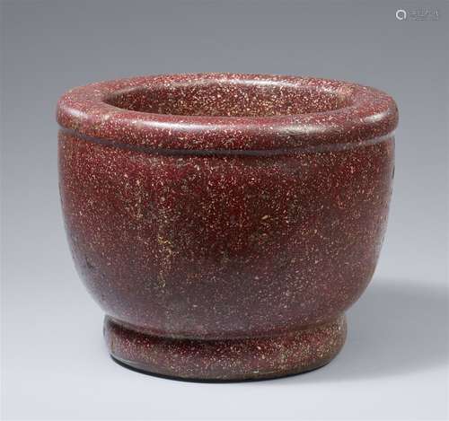 Mortier de porphyre important Porphyre rouge. Vase construit...