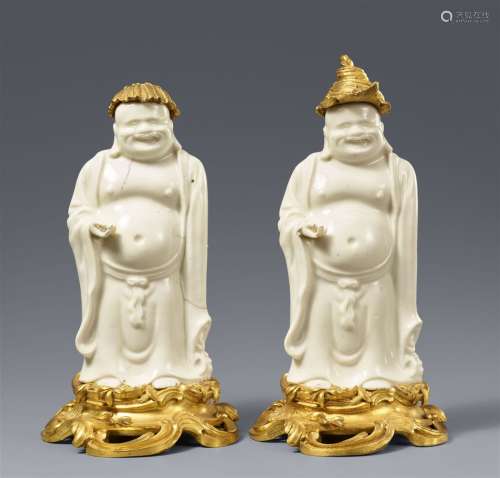 Deux figures en blanc de Chine d'un budaï dans une monture f...