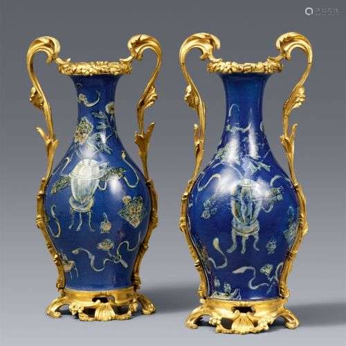 Paire de vases à fond bleu poudre en monture française Louis...