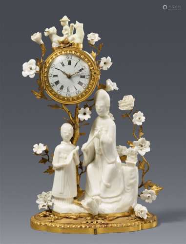 Horloge de table avec une paire de figures en blanc de Chine...