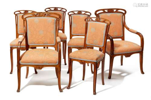 Deux fauteuils et quatre chaises Art Nouveau. Noyer mouluré,...