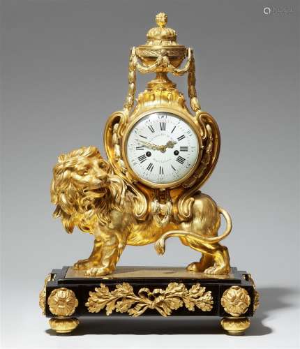 Pendule au lion d'époque Louis XVI. Bronze doré au feu, plac...