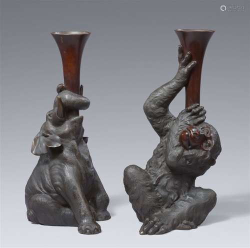 Paire de vases japonais Bronze coulé. Tous deux signés au re...