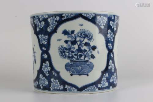blue-and-white ice plum blossom pen container