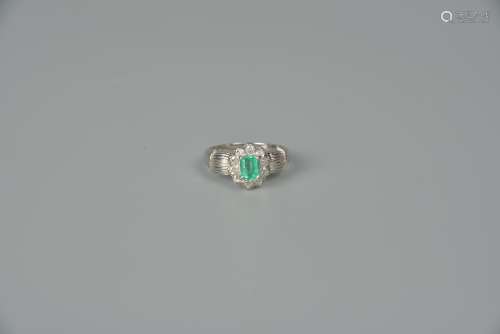 Platinum ring wih diamond and emerald