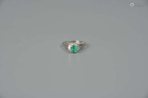 Platinum ring wih diamond and emerald