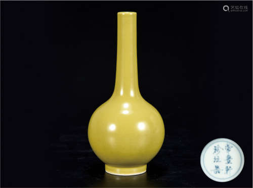 黄釉长颈瓶