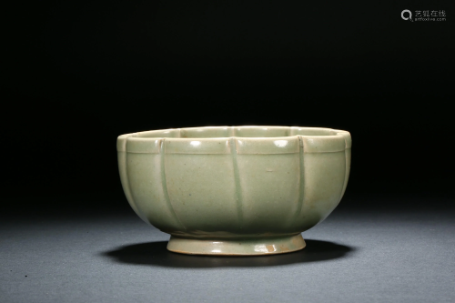 Celadon Flower Mouth Plate in Song Dynasty