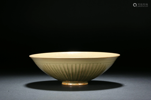 Celadon Flower Tickling Bowl in Song Dynasty