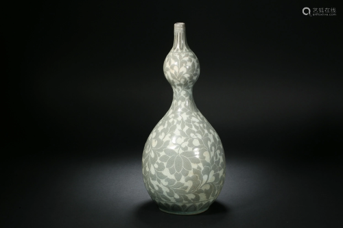 Celadon Flower Gourd Vase in Song Dynasty