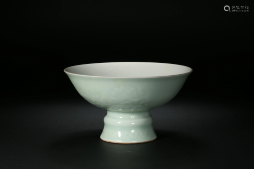 Celadon High-footed Bowl in Qing Dynasty